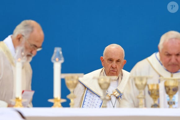 - Le président de la République française E.Macron et la première dame B.Macron assistent à la messe donnée par le pape François au stade Vélodrome de Marseille, le 23 septembre 2023. Sa Sainteté le pape François est à Marseille pour la clôture des Rencontres Méditerranéennes (17 - 24 septembre 2023). © Dominique Jacovides / Bestimage 