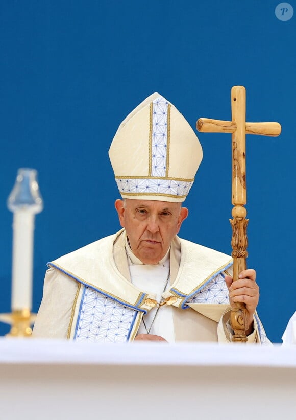 - Le président de la République française E.Macron et la première dame B.Macron assistent à la messe donnée par le pape François au stade Vélodrome de Marseille, le 23 septembre 2023. Sa Sainteté le pape François est à Marseille pour la clôture des Rencontres Méditerranéennes (17 - 24 septembre 2023). © Dominique Jacovides / Bestimage .