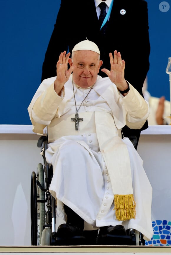 - Le président de la République française E.Macron et la première dame B.Macron assistent à la messe donnée par le pape François au stade Vélodrome de Marseille, le 23 septembre 2023. Sa Sainteté le pape François est à Marseille pour la clôture des Rencontres Méditerranéennes (17 - 24 septembre 2023). © Dominique Jacovides / Bestimage 