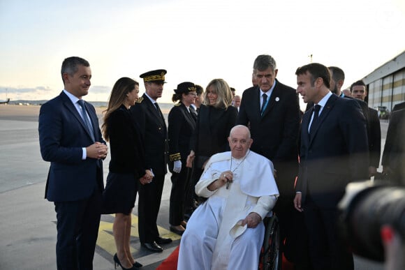 Gérald Darmanin - Le pape François, Emmanuel Macron et sa femme Brigitte lors de la cérémonie de départ de Sa Sainteté à l'aéroport international de Marseille. Le 23 septembre 2023 © Philippe Magoni / Pool / Bestimage 