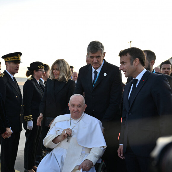 Gérald Darmanin - Le pape François, Emmanuel Macron et sa femme Brigitte lors de la cérémonie de départ de Sa Sainteté à l'aéroport international de Marseille. Le 23 septembre 2023 © Philippe Magoni / Pool / Bestimage 