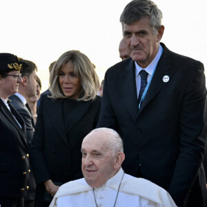 Gérald Darmanin - Le pape François, Emmanuel Macron et sa femme Brigitte lors de la cérémonie de départ de Sa Sainteté à l'aéroport international de Marseille. Le 23 septembre 2023 © Philippe Magoni / Pool / Bestimage 