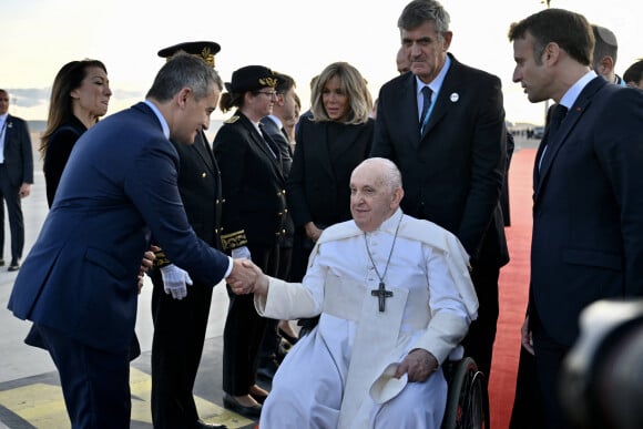 Gérald Darmanin - Le pape François, Emmanuel Macron et sa femme Brigitte lors de la cérémonie de départ de Sa Sainteté à l'aéroport international de Marseille. Le 23 septembre 2023 © Philippe Magoni / Pool / Bestimage 