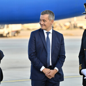 Emmanuel Macron et Gérald Darmanin - Le président de la République française et sa femme lors de la cérémonie de départ de Sa Sainteté à l'aéroport international de Marseille. Le 23 septembre 2023 © Philippe Magoni / Pool / Bestimage 