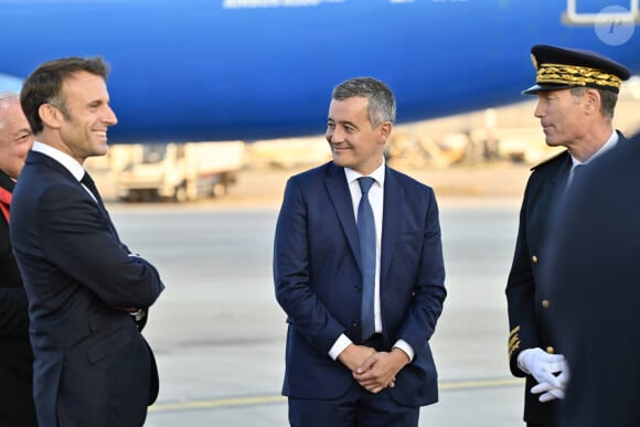 Emmanuel Macron et Gérald Darmanin - Le président de la République française et sa femme lors de la cérémonie de départ de Sa Sainteté à l'aéroport international de Marseille. Le 23 septembre 2023 © Philippe Magoni / Pool / Bestimage 