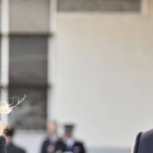 Emmanuel Macron et sa femme Brigitte - Le président de la République française et sa femme lors de la cérémonie de départ de Sa Sainteté à l'aéroport international de Marseille. Le 23 septembre 2023 © Philippe Magoni / Pool / Bestimage 