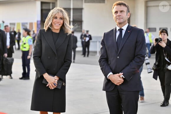 Emmanuel Macron et sa femme Brigitte - Le président de la République française et sa femme lors de la cérémonie de départ de Sa Sainteté à l'aéroport international de Marseille. Le 23 septembre 2023 © Philippe Magoni / Pool / Bestimage 