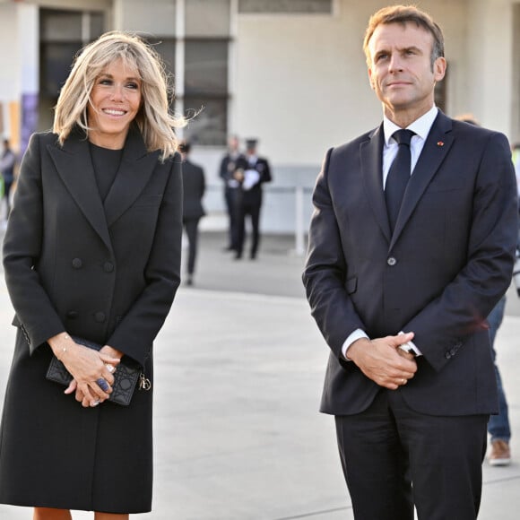 Emmanuel Macron et sa femme Brigitte - Le président de la République française et sa femme lors de la cérémonie de départ de Sa Sainteté à l'aéroport international de Marseille. Le 23 septembre 2023 © Philippe Magoni / Pool / Bestimage 