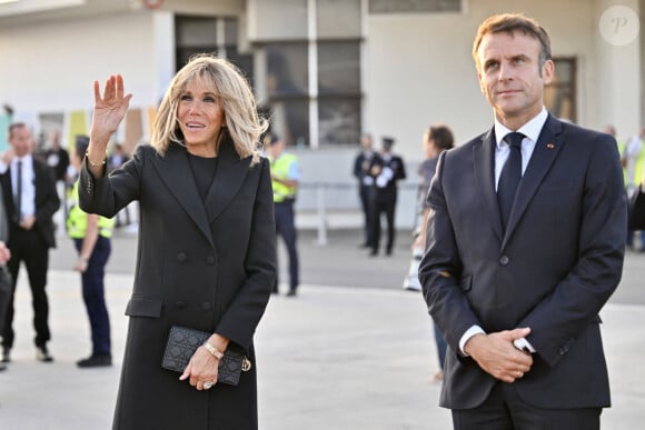 Emmanuel Macron et sa femme Brigitte - Le président de la République française et sa femme lors de la cérémonie de départ de Sa Sainteté à l'aéroport international de Marseille. Le 23 septembre 2023 © Philippe Magoni / Pool / Bestimage 