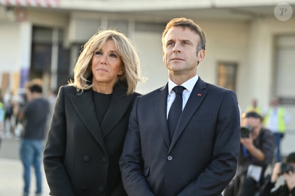 Emmanuel Macron et sa femme Brigitte - Le président de la République française et sa femme lors de la cérémonie de départ de Sa Sainteté à l'aéroport international de Marseille. Le 23 septembre 2023 © Philippe Magoni / Pool / Bestimage 