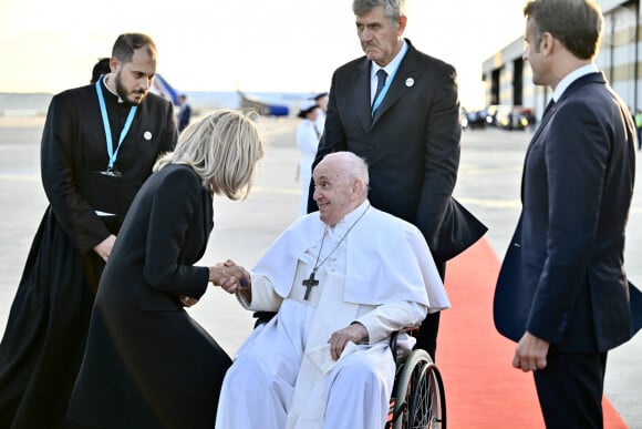 Le pape François, Emmanuel Macron et sa femme Brigitte lors de la cérémonie de départ de Sa Sainteté à l'aéroport international de Marseille. Le 23 septembre 2023 © Philippe Magoni / Pool / Bestimage 