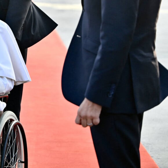 Le pape François, Emmanuel Macron et sa femme Brigitte lors de la cérémonie de départ de Sa Sainteté à l'aéroport international de Marseille. Le 23 septembre 2023 © Philippe Magoni / Pool / Bestimage 