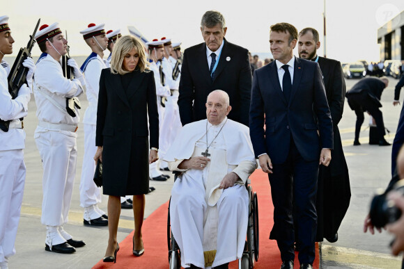 Le pape François, Emmanuel Macron et sa femme Brigitte lors de la cérémonie de départ de Sa Sainteté à l'aéroport international de Marseille. Le 23 septembre 2023 © Philippe Magoni / Pool / Bestimage 