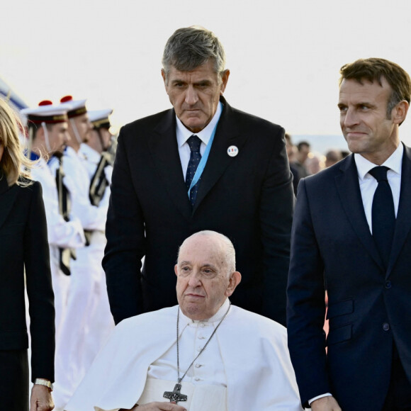 Le pape François, Emmanuel Macron et sa femme Brigitte lors de la cérémonie de départ de Sa Sainteté à l'aéroport international de Marseille. Le 23 septembre 2023 © Philippe Magoni / Pool / Bestimage 