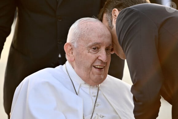 Le pape François, Emmanuel Macron - Le président de la République française et sa femme lors de la cérémonie de départ de Sa Sainteté à l'aéroport international de Marseille. Le 23 septembre 2023 © Philippe Magoni / Pool / Bestimage  French President Emmanuel Macron speaking to Pope Francis during a farewell ceremony at 