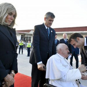 Le pape François, Emmanuel Macron et sa femme Brigitte lors de la cérémonie de départ de Sa Sainteté à l'aéroport international de Marseille. Le 23 septembre 2023  BGUK_2735328 - MARSEILLE, FRANCE - Pope Francis greets French President Emmanuel Macron and his wife Brigitte Macron after farewell ceremony at Marseille airport, Marseille, southern France Pictured: Pope Francis, Emmanuel Macron, Brigitte Macron 