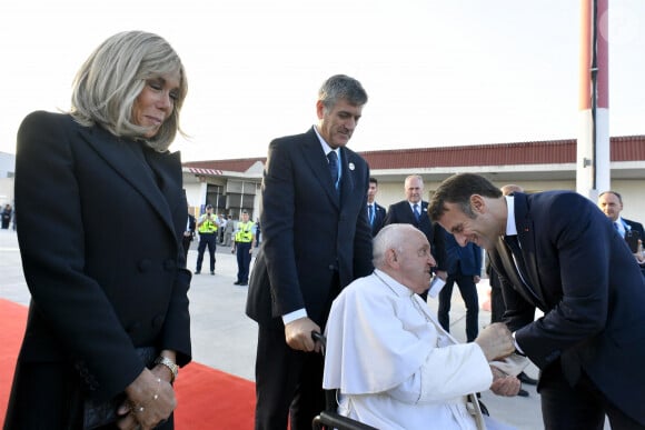 Le pape François, Emmanuel Macron et sa femme Brigitte lors de la cérémonie de départ de Sa Sainteté à l'aéroport international de Marseille. Le 23 septembre 2023  BGUK_2735328 - MARSEILLE, FRANCE - Pope Francis greets French President Emmanuel Macron and his wife Brigitte Macron after farewell ceremony at Marseille airport, Marseille, southern France Pictured: Pope Francis, Emmanuel Macron, Brigitte Macron 