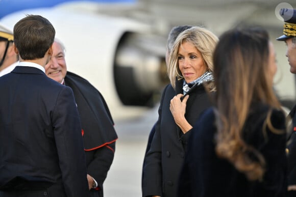 Emmanuel Macron et sa femme Brigitte - Le président de la République française et sa femme lors de la cérémonie de départ de Sa Sainteté à l'aéroport international de Marseille. Le 23 septembre 2023 © Philippe Magoni / Pool / Bestimage 