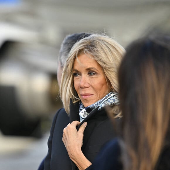 Emmanuel Macron et sa femme Brigitte - Le président de la République française et sa femme lors de la cérémonie de départ de Sa Sainteté à l'aéroport international de Marseille. Le 23 septembre 2023 © Philippe Magoni / Pool / Bestimage 