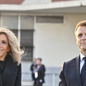 Emmanuel Macron et sa femme Brigitte - Le président de la République française et sa femme lors de la cérémonie de départ de Sa Sainteté à l'aéroport international de Marseille. Le 23 septembre 2023 © Philippe Magoni / Pool / Bestimage 