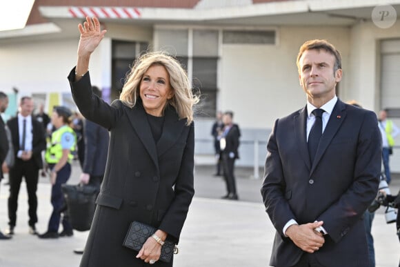 Emmanuel Macron et sa femme Brigitte - Le président de la République française et sa femme lors de la cérémonie de départ de Sa Sainteté à l'aéroport international de Marseille. Le 23 septembre 2023 © Philippe Magoni / Pool / Bestimage 