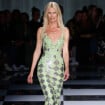 PHOTOS Claudia Schiffer à la Fashion Week de Milan : une silhouette incroyable à 53 ans, elle défile toujours