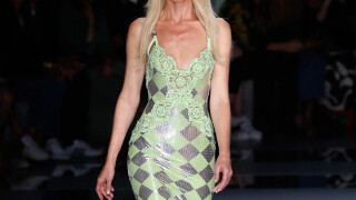 PHOTOS Claudia Schiffer à la Fashion Week de Milan : une silhouette incroyable à 53 ans, elle défile toujours