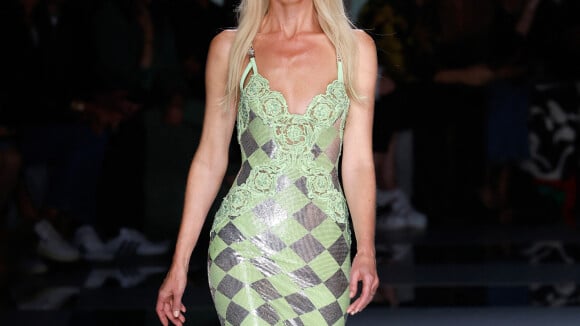 PHOTOS Claudia Schiffer à la Fashion Week de Milan : une silhouette incroyable à 53 ans, elle défile toujours