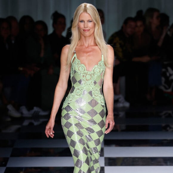 Claudia Schiffer a défilé pour Versace
Claudia Schiffer - Défilé de mode printemps-été "Versace" lors de la fashion week de Milan.