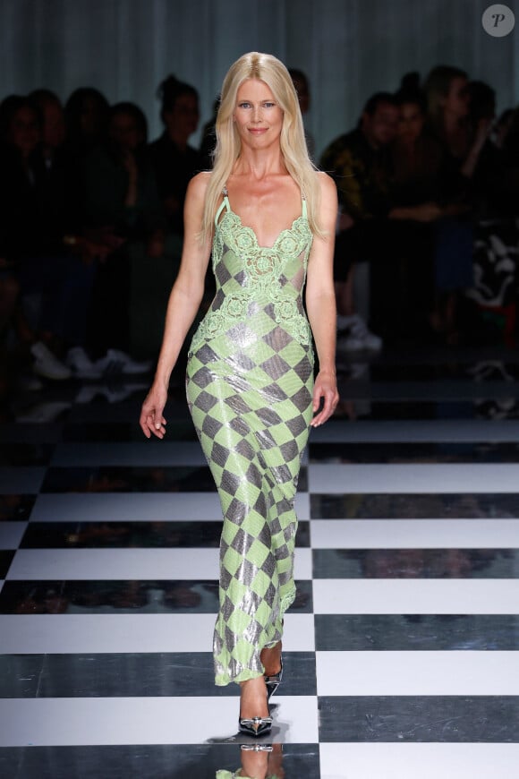 Claudia Schiffer a clôturé le show
Claudia Schiffer - Défilé de mode printemps-été 2024 "Versace" lors de la fashion week de Milan. Le 22 septembre 2023 