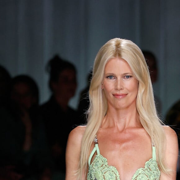 Claudia Schiffer a clôturé le show
Claudia Schiffer - Défilé de mode printemps-été 2024 "Versace" lors de la fashion week de Milan. Le 22 septembre 2023 