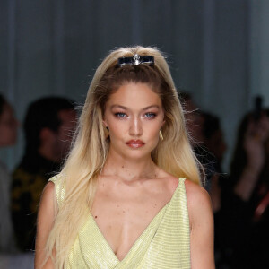 Gigi Hadid - Défilé de mode printemps-été 2024 "Versace" lors de la fashion week de Milan. Le 22 septembre 2023 