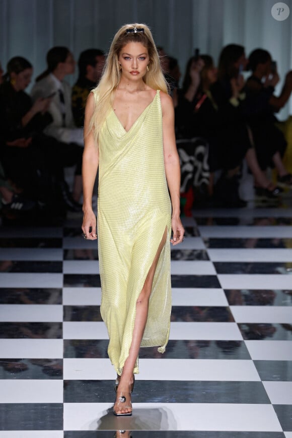 Gigi Hadid - Défilé de mode printemps-été 2024 "Versace" lors de la fashion week de Milan. Le 22 septembre 2023 
