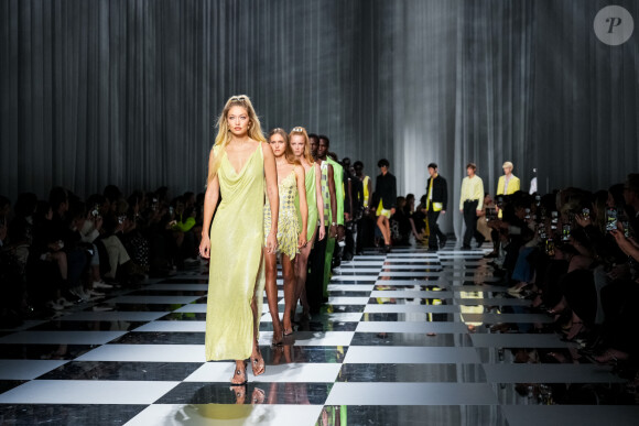 Gigi Hadid - Défilé de mode printemps-été 2024 "Versace" lors de la fashion week de Milan. Le 22 septembre 2023