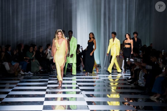 Gigi Hadid - Défilé de mode printemps-été 2024 "Versace" lors de la fashion week de Milan. Le 22 septembre 2023
