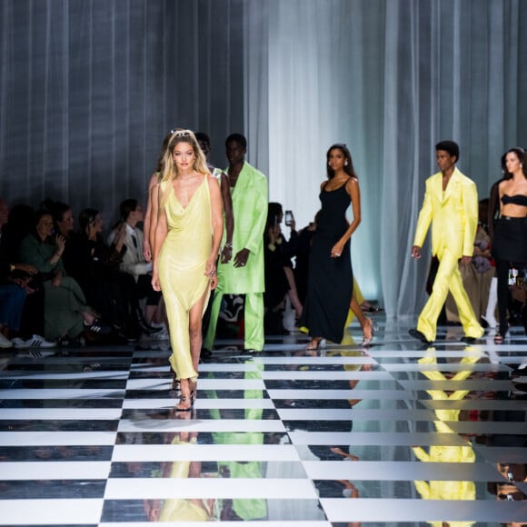 Gigi Hadid - Défilé de mode printemps-été 2024 "Versace" lors de la fashion week de Milan. Le 22 septembre 2023