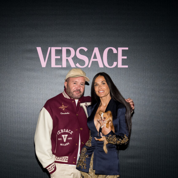 Kim Jones, Demi Moore - Défilé de mode printemps-été 2024 "Versace" lors de la fashion week de Milan. Le 22 septembre 2023