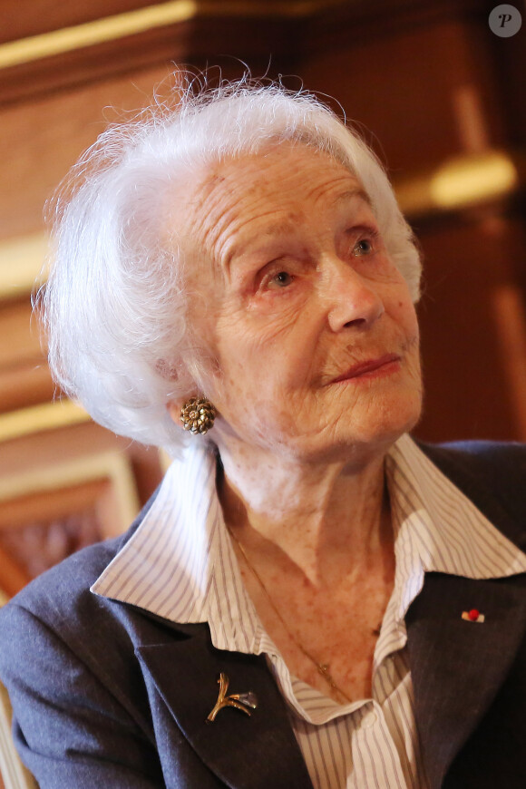 Gisele Casadesus - La comedienne Gisele Casadesus recoit la Grande Medaille de Vermeil des mains du Maire de Paris Bertrand Delanoe lors d'une ceremonie a la Mairie de Paris, le 24 Octobre 2013. Gisele Casadesus fetera son 100eme anniversaire le 14 juin 2014.