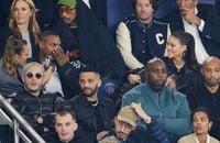 PHOTOS Selena Gomez en robe léopard très moulante au Parc des princes, elle s'éclate avec un célèbre couple d'amis