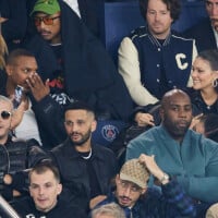 PHOTOS Selena Gomez en robe léopard très moulante au Parc des princes, elle s'éclate avec un célèbre couple d'amis