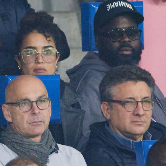 Issa Doumbia et Sabrina Ouazani - Tribunes lors du match de football Ligue 1 Uber Eats opposant le PSG à l'OM (4-0) au Parc des Princes. Paris, le 24 septembre 2023. © Cyril Moreau/Bestimage