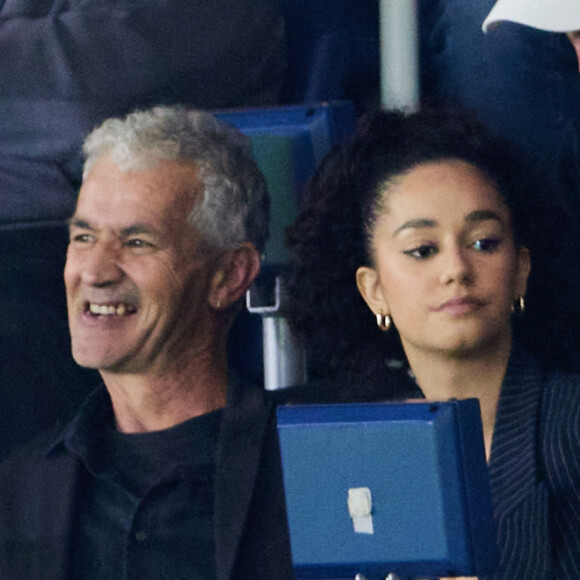 Lena Situations (Lena Mahouf) et son père Karim Mahfouf - Tribunes lors du match de football Ligue 1 Uber Eats opposant le PSG à l'OM (4-0) au Parc des Princes. Paris, le 24 septembre 2023. © Cyril Moreau/Bestimage