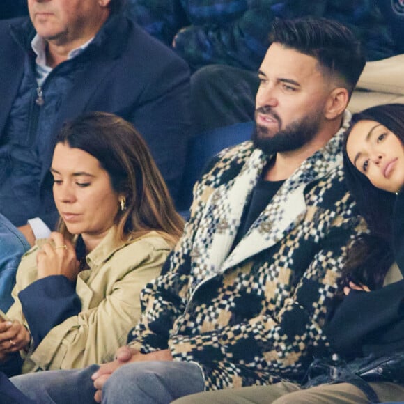 Le club parisien l'a emporté, au final, avec 4 buts contre 0, provoquant un tonnerre d'applaudissements.
Nabilla et Thomas Vergara - Tribunes lors du match de football Ligue 1 Uber Eats opposant le PSG à l'OM (4-0) au Parc des Princes. Paris, le 24 septembre 2023. © Cyril Moreau/Bestimage