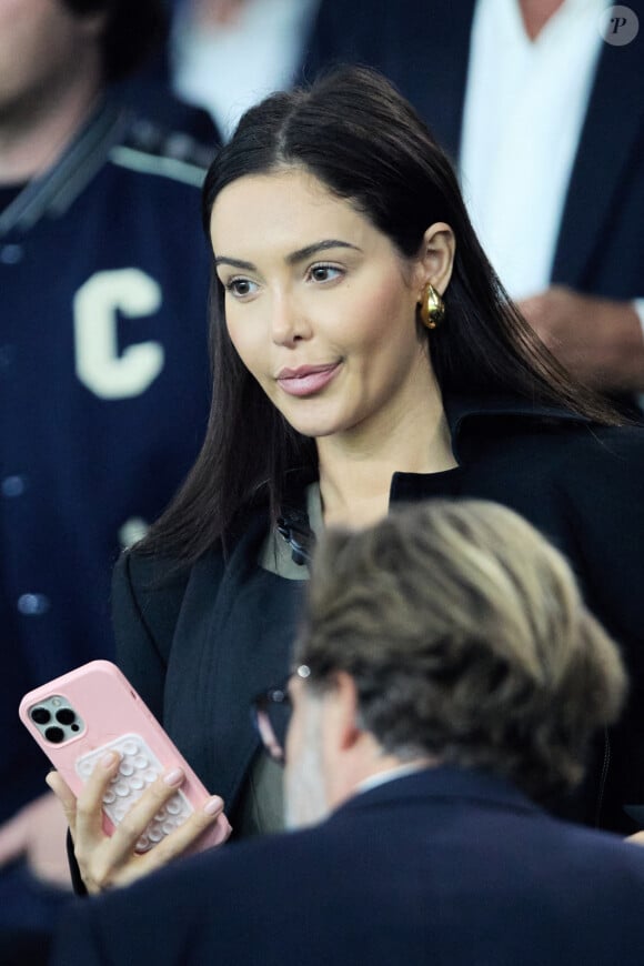 Nabilla - Tribunes lors du match de football Ligue 1 Uber Eats opposant le PSG à l'OM (4-0) au Parc des Princes. Paris, le 24 septembre 2023. © Cyril Moreau/Bestimage