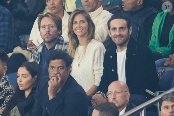 De nombreuses célébrités se trouvaient dans les tribunes du Parc des Princes.
Ophélie Meunier et son mari Mathieu Vergne, Camille Combal, Nabilla, Raí Souza Vieira de Oliveira - Tribunes lors du match de football Ligue 1 Uber Eats opposant le PSG à l'OM (4-0) au Parc des Princes. Paris, le 24 septembre 2023. © Cyril Moreau/Bestimage