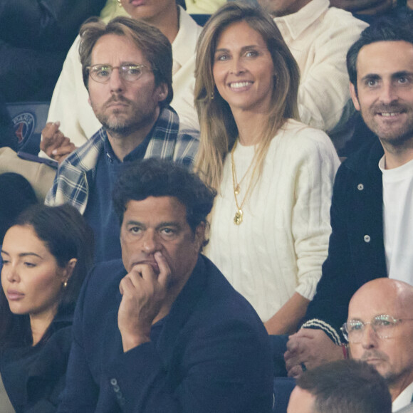 De nombreuses célébrités se trouvaient dans les tribunes du Parc des Princes.
Ophélie Meunier et son mari Mathieu Vergne, Camille Combal, Nabilla, Raí Souza Vieira de Oliveira - Tribunes lors du match de football Ligue 1 Uber Eats opposant le PSG à l'OM (4-0) au Parc des Princes. Paris, le 24 septembre 2023. © Cyril Moreau/Bestimage