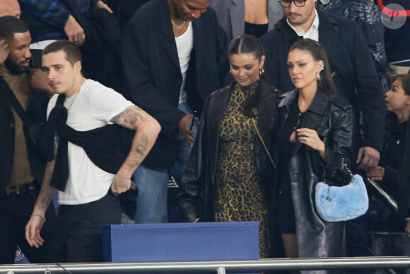 Selena Gomez, Brooklyn Beckham et sa femme Nicola Peltz - Tribunes lors du match de football Ligue 1 Uber Eats opposant le PSG à l'OM (4-0) au Parc des Princes. Paris, le 24 septembre 2023. © Cyril Moreau/Bestimage