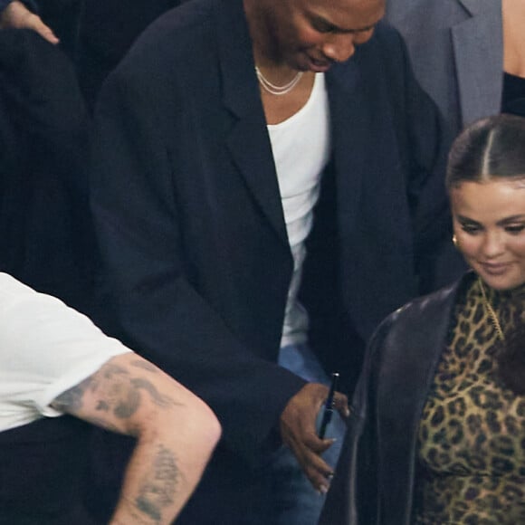 Selena Gomez, Brooklyn Beckham et sa femme Nicola Peltz - Tribunes lors du match de football Ligue 1 Uber Eats opposant le PSG à l'OM (4-0) au Parc des Princes. Paris, le 24 septembre 2023. © Cyril Moreau/Bestimage