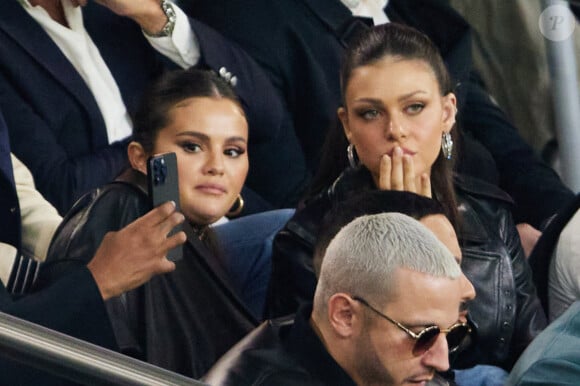Selena Gomez et Nicola Peltz, DJ Snake - Tribunes lors du match de football Ligue 1 Uber Eats opposant le PSG à l'OM (4-0) au Parc des Princes. Paris, le 24 septembre 2023. © Cyril Moreau/Bestimage