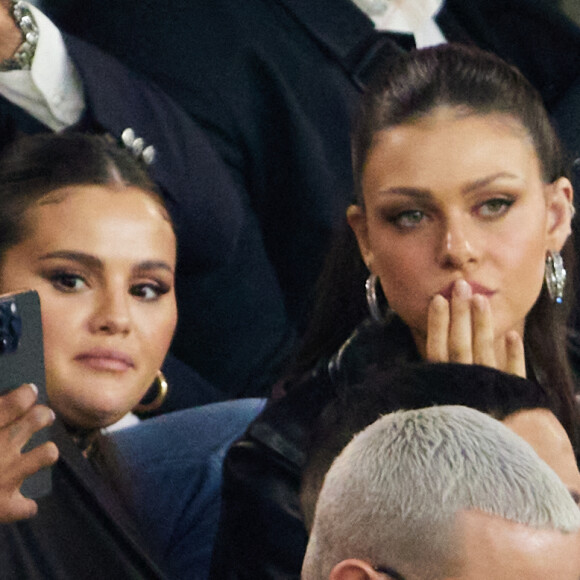 Selena Gomez et Nicola Peltz, DJ Snake - Tribunes lors du match de football Ligue 1 Uber Eats opposant le PSG à l'OM (4-0) au Parc des Princes. Paris, le 24 septembre 2023. © Cyril Moreau/Bestimage